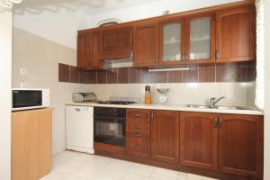 Apartments with a parking space Ugljan - 8404