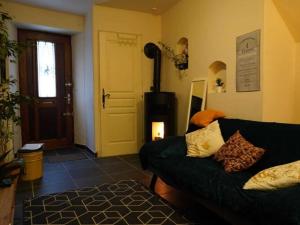 Maisons de vacances Snug holiday home in Saint Chinian with fireplace : photos des chambres