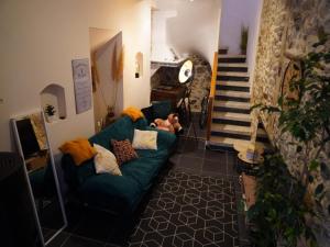 Maisons de vacances Snug holiday home in Saint Chinian with fireplace : photos des chambres