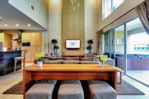 Beautiful Townhome Overlooking The Lake And The Pool