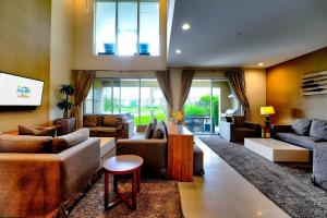 Beautiful Townhome Overlooking The Lake And The Pool