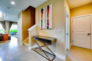 Beautiful Townhome Overlooking The Lake And The Pool