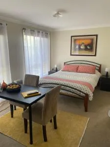 Private room with ensuite and parking close to Wollongong CBD - Unanderra