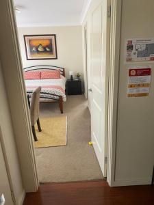 Private room with ensuite and parking close to Wollongong CBD