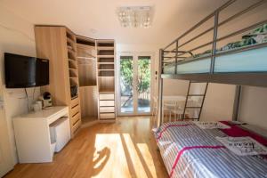 Villas 230m2 sur 3800m2 - jacuzzi 6 places - 10 a 16pers : photos des chambres