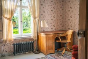 Iisland Pauhu Loghouse and sauna under the starlit sky