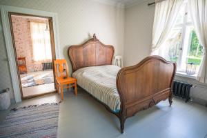 Iisland Pauhu Loghouse and sauna under the starlit sky