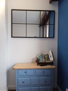 Superviews y parking vigilado en habitación independiente, baño privado, en apartamento particular, Français&English