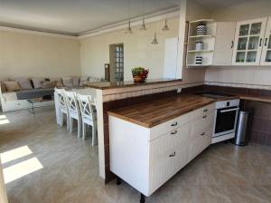 Villas EDEN CAP : A delightful villa lodges 11 adults just one km away from Monte Carlo station : photos des chambres
