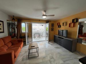 Spacious Apartment with 3 pools very central