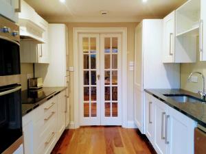 Elegant & spacious parkside 2-bedroom 2-bathroom flat in period building on Blackheath Common - private entrance, great Greenwich location, easy for O2 Arena and City!