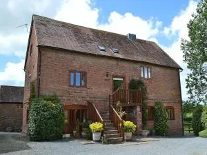 The Oast House - farm stay apartment set within 135 acres - Ullingwick