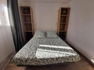 Appartements Agreable F2 refait a neuf, place de parking privee et climatisation : photos des chambres