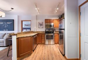 Wonderful Zephyr Mountain Lodge condo with forest views - close to gondola condo