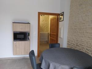 Junior Suite Triple PMR Résidentielle avec cuisine au Manoir de Mathan à Crépon 5mn dArromanches et 10 mn de Bayeux