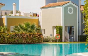 Cozy Apartment In Estepona With Wifi