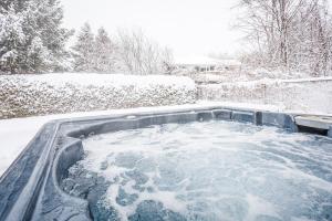 Luxurious Private House Pool and Hot Tub