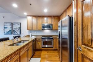 1 Bedroom Ski In, Ski Out Mountain Vacation Rental Just Steps From The Snowflake Ski Lift