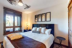 1 Bedroom Ski In, Ski Out Mountain Vacation Rental Just Steps From The Snowflake Ski Lift