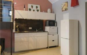 1 Bedroom Lovely Home In Basbellain