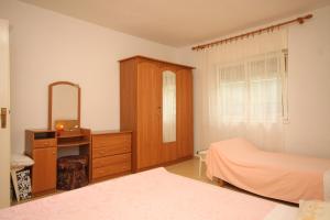 Apartments with parking space Ugljan - 8479