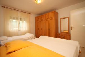 Apartments with parking space Ugljan - 8479