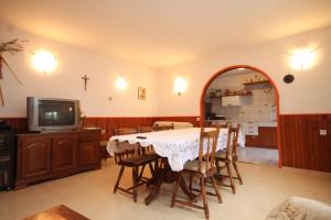 Apartments with parking space Ugljan - 8479