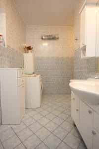 Apartments by the sea Sutomiscica, Ugljan - 8474