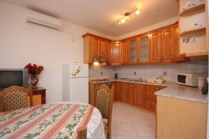 Apartments by the sea Sutomiscica, Ugljan - 8474