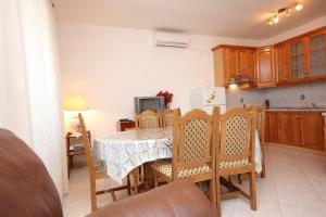 Apartments by the sea Sutomiscica, Ugljan - 8474