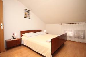 Two-Bedroom Apartment with Terrace and Sea View room in Apartments with a parking space Kukljica Ugljan - 8237