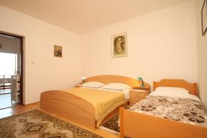 One-Bedroom Apartment with Terrace and Sea View room in Apartments with a parking space Kukljica Ugljan - 8237
