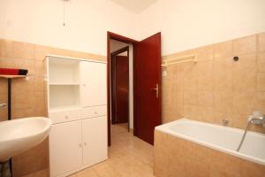 Apartments by the sea Rukavac, Vis - 2411