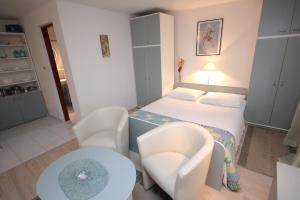 Apartments with parking space Vis - 2476