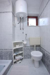 Apartments with parking space Vis - 2476