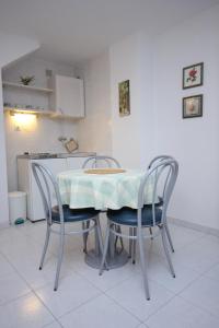 Apartments with parking space Vis - 2476