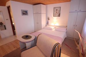 Apartments with parking space Vis - 2476