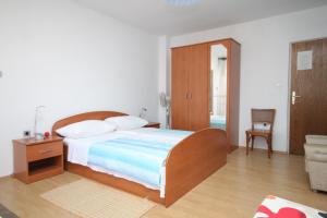 Rooms by the sea Pasman - 8223