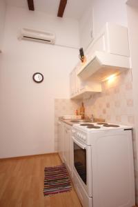 Apartments by the sea Komiza, Vis - 8533