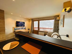 Studio rénové ski-inski-out avec balcon et parking - FR-1-688-20