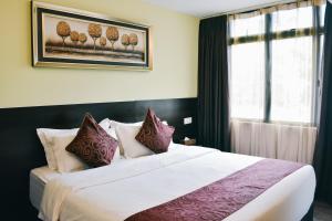 J Suites Hotel