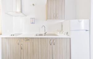 Amazing Home In El Coronil With Wifi