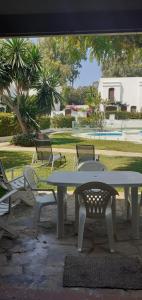 Estepona - Playa - 2 dormitorios con jardín y acceso directo a la piscina Is15