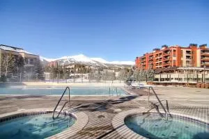 Perfectly Placed 2 Bedroom Vacation Rental In Historic Downtown Breckenridge With Access To Hot Tub And Pool - Overlook Athletic Club Heliport
