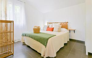 Stunning Home In El Coronil With Wifi