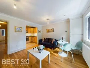 Redhill town centre apartment by Livingo - Chipstead