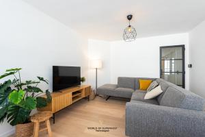 Nice bright apartment near the sea and the marina