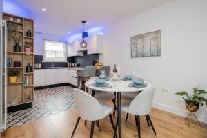 Beautiful 2 bedrooms split level Fulham Apartment