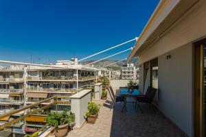 Cozy seaside penthouse with sea & mountain view.