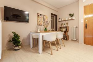 Cozy seaside penthouse with sea & mountain view.